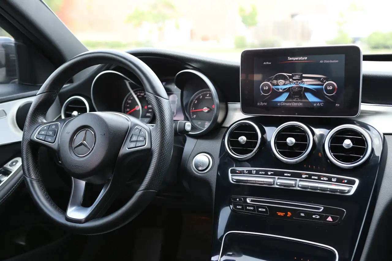 Mercedes-Benz C-Class снимка Mercedes-Benz C-Class