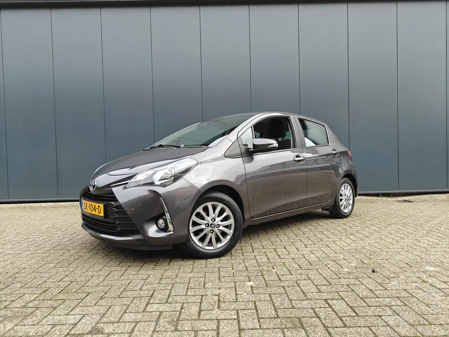 Toyota Yaris 1.0 VVT-i Aspiration Grijs - 2