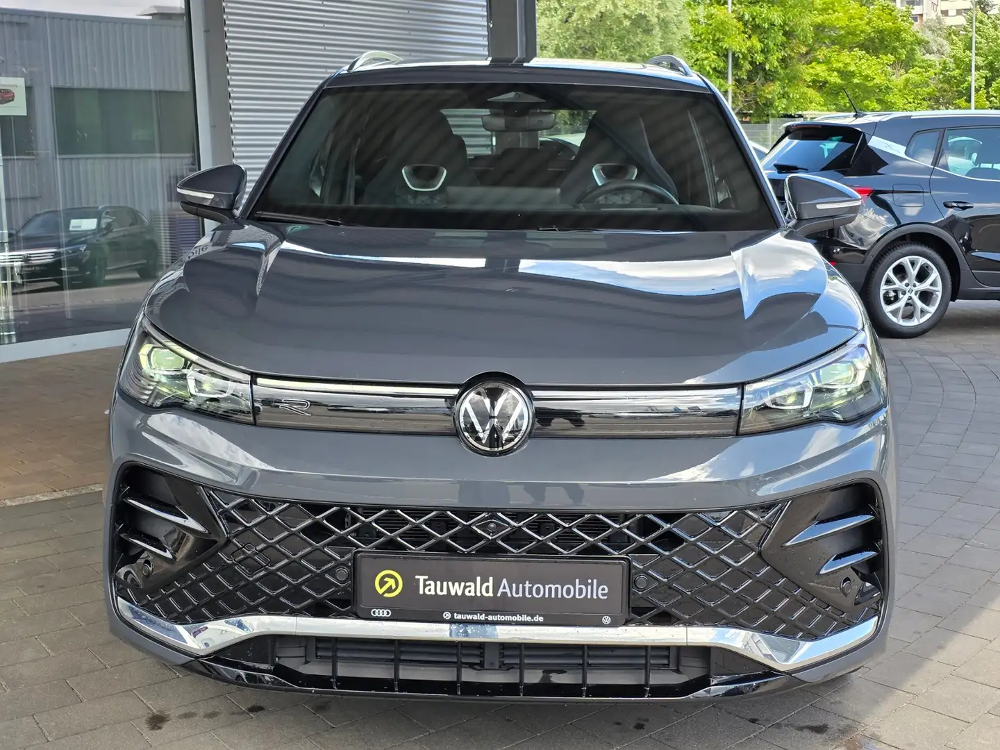 Volkswagen Tiguan III 1.5 eTSI DSG R-Line PANO/20"/AREA/HUD/uvm. Gris - 2