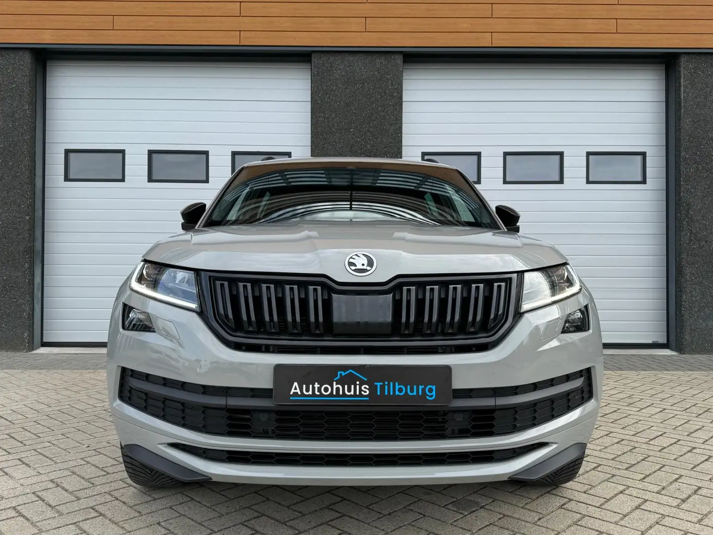 Skoda Kodiaq 1.5 TSI Sportline Pano Navi Trekhaak Camera Grijs - 2