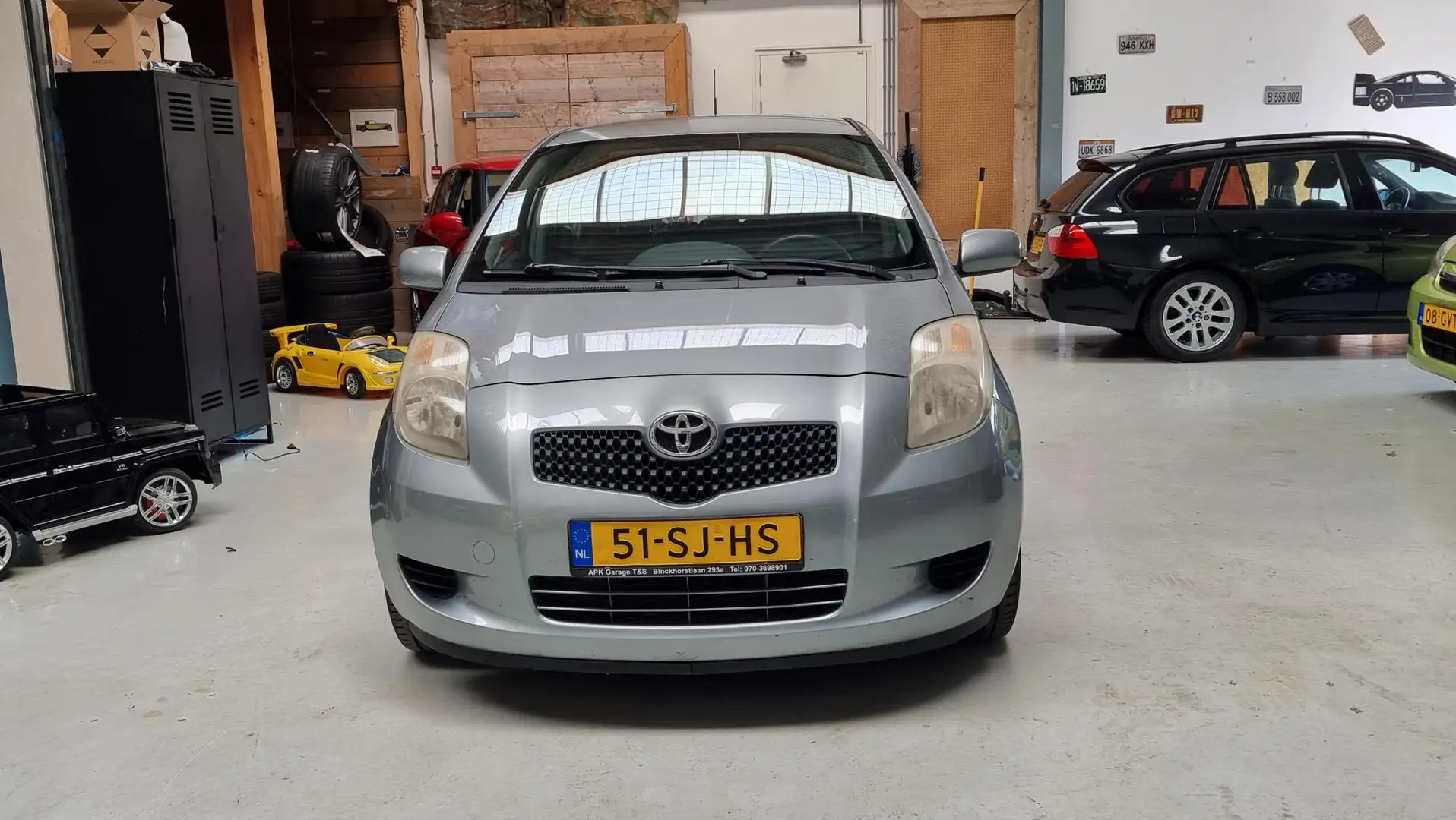 Toyota Yaris 1.3 VVTi Sol Airco, LMV, 5deurs, NAP Grijs - 2