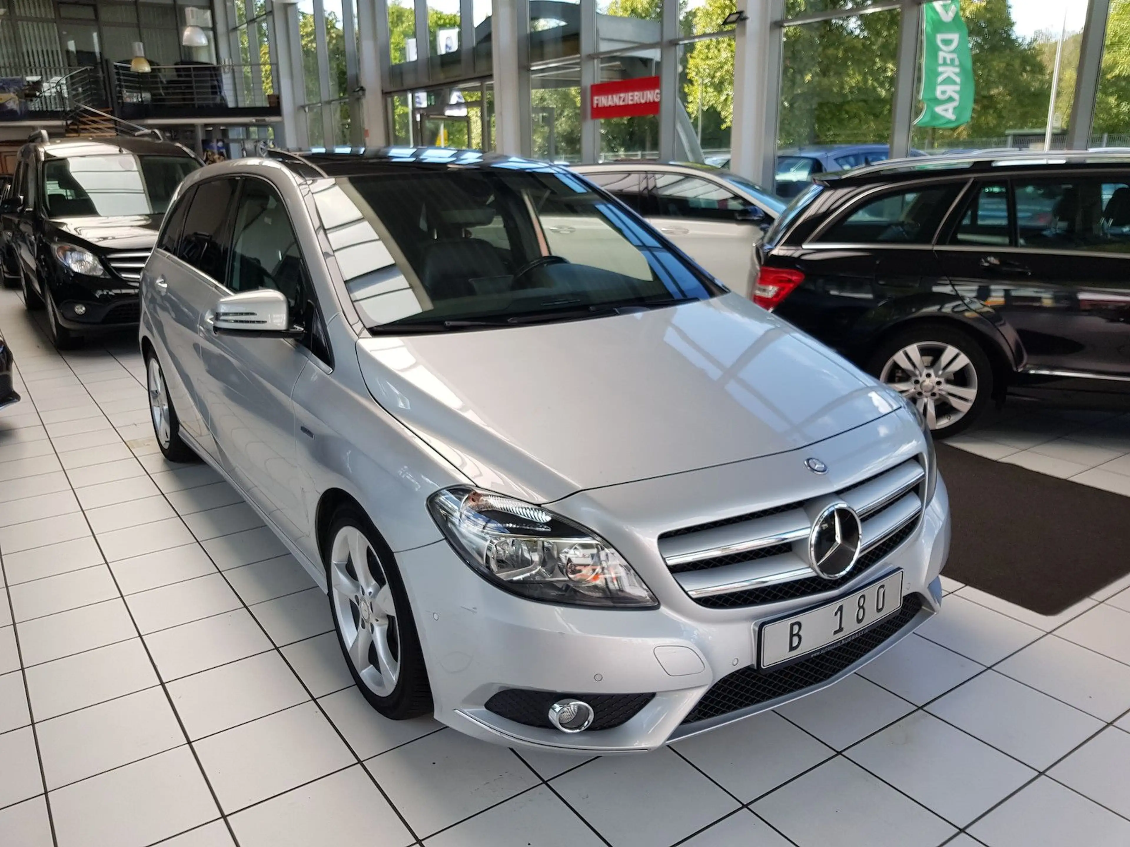Mercedes-Benz B 180 SPORTS TOURER AHK PANO PTS SHZ KLIMA — photo 2