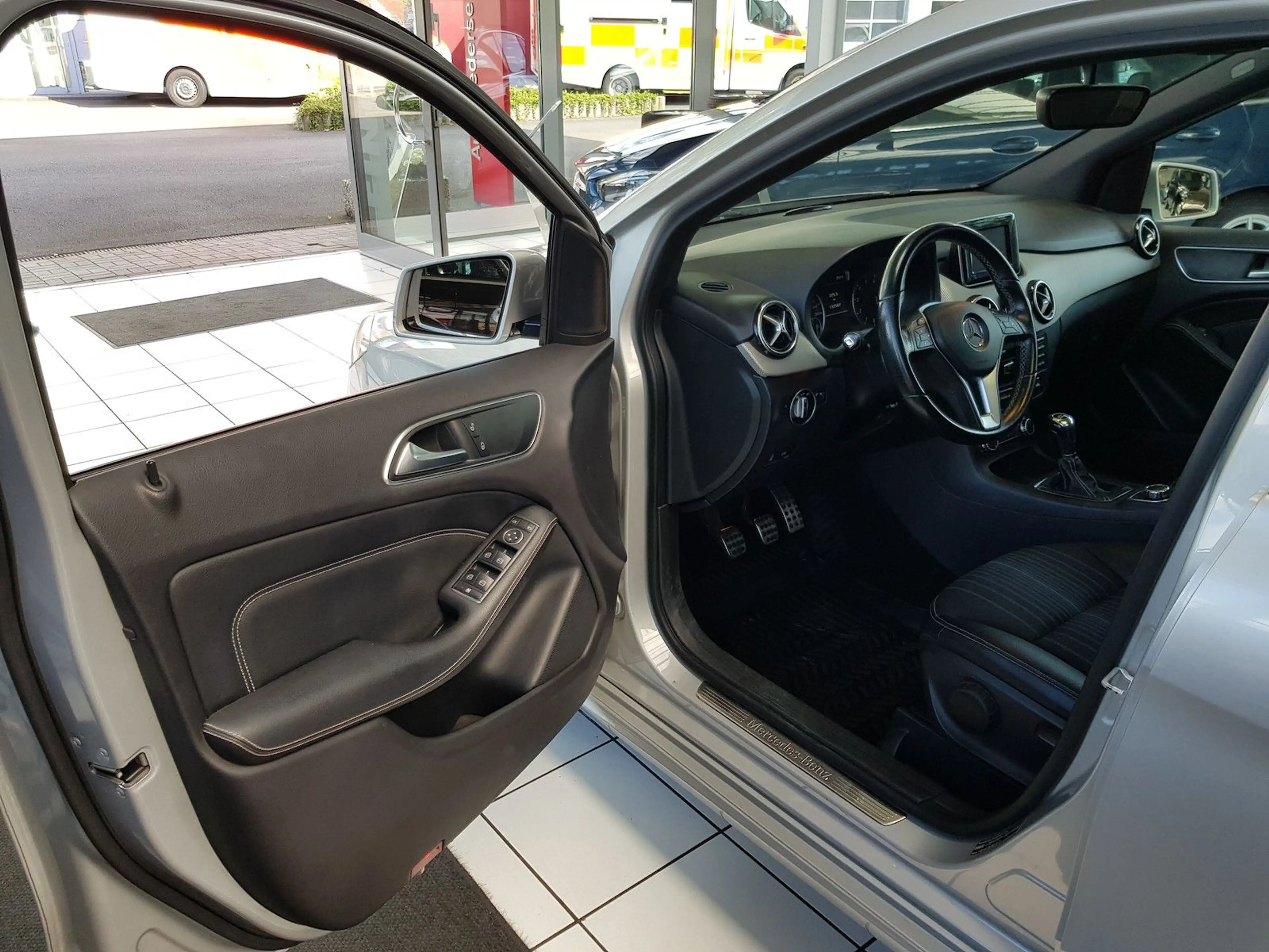 Mercedes-Benz B 180 SPORTS TOURER AHK PANO PTS SHZ KLIMA — photo 6