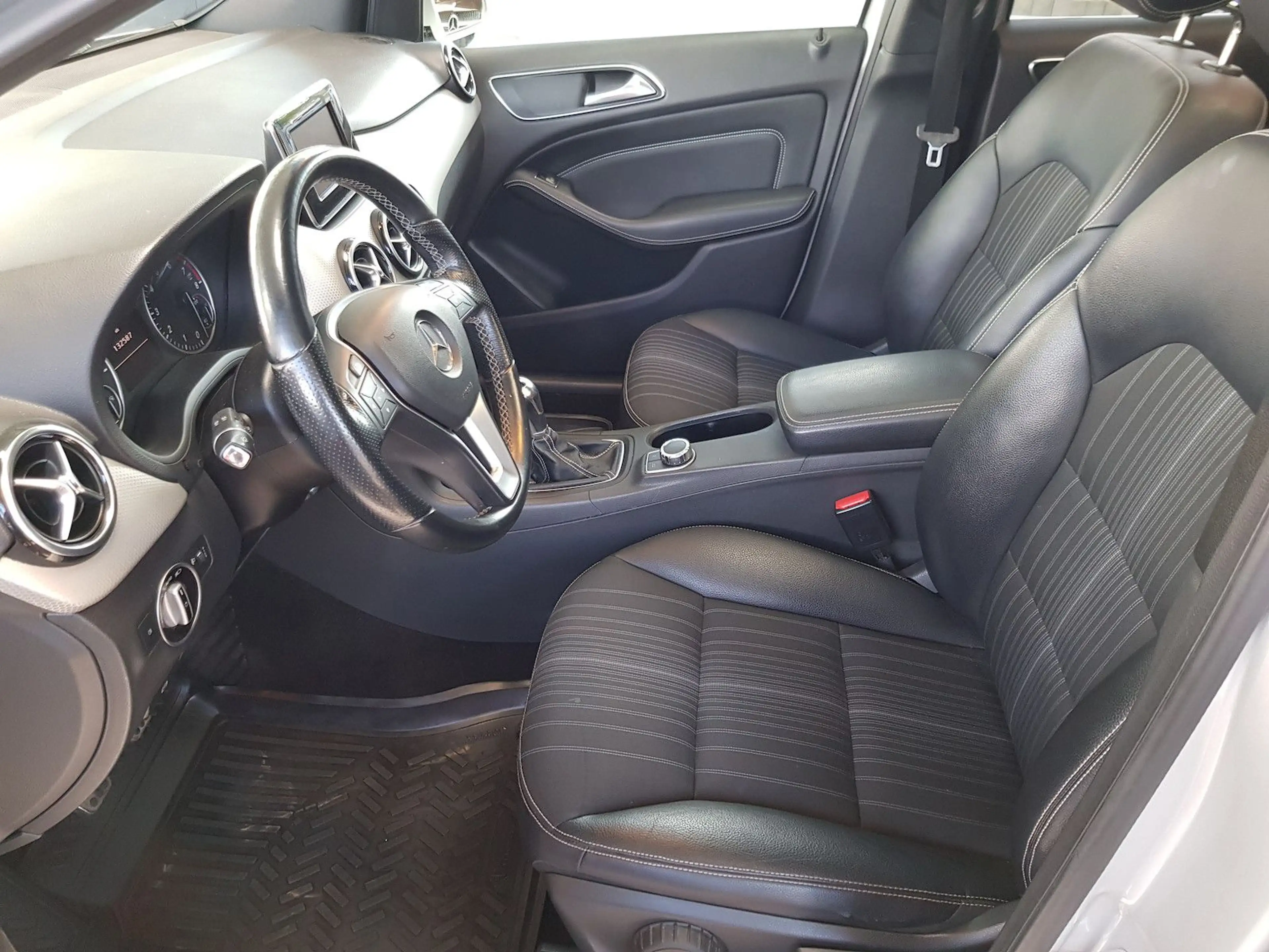 Mercedes-Benz B 180 SPORTS TOURER AHK PANO PTS SHZ KLIMA — photo 7