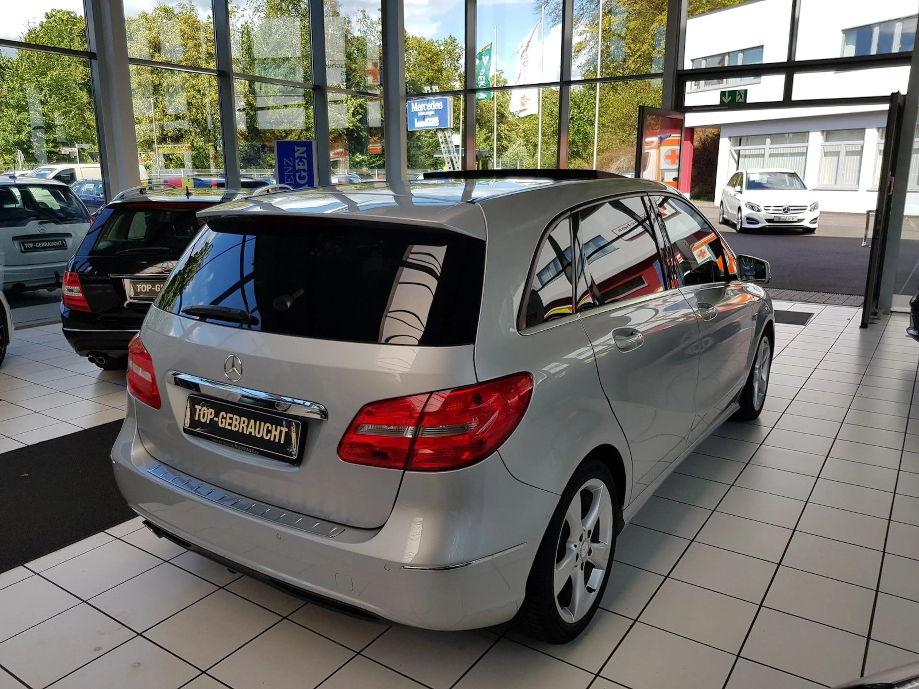 Mercedes-Benz B 180 SPORTS TOURER AHK PANO PTS SHZ KLIMA — photo 3