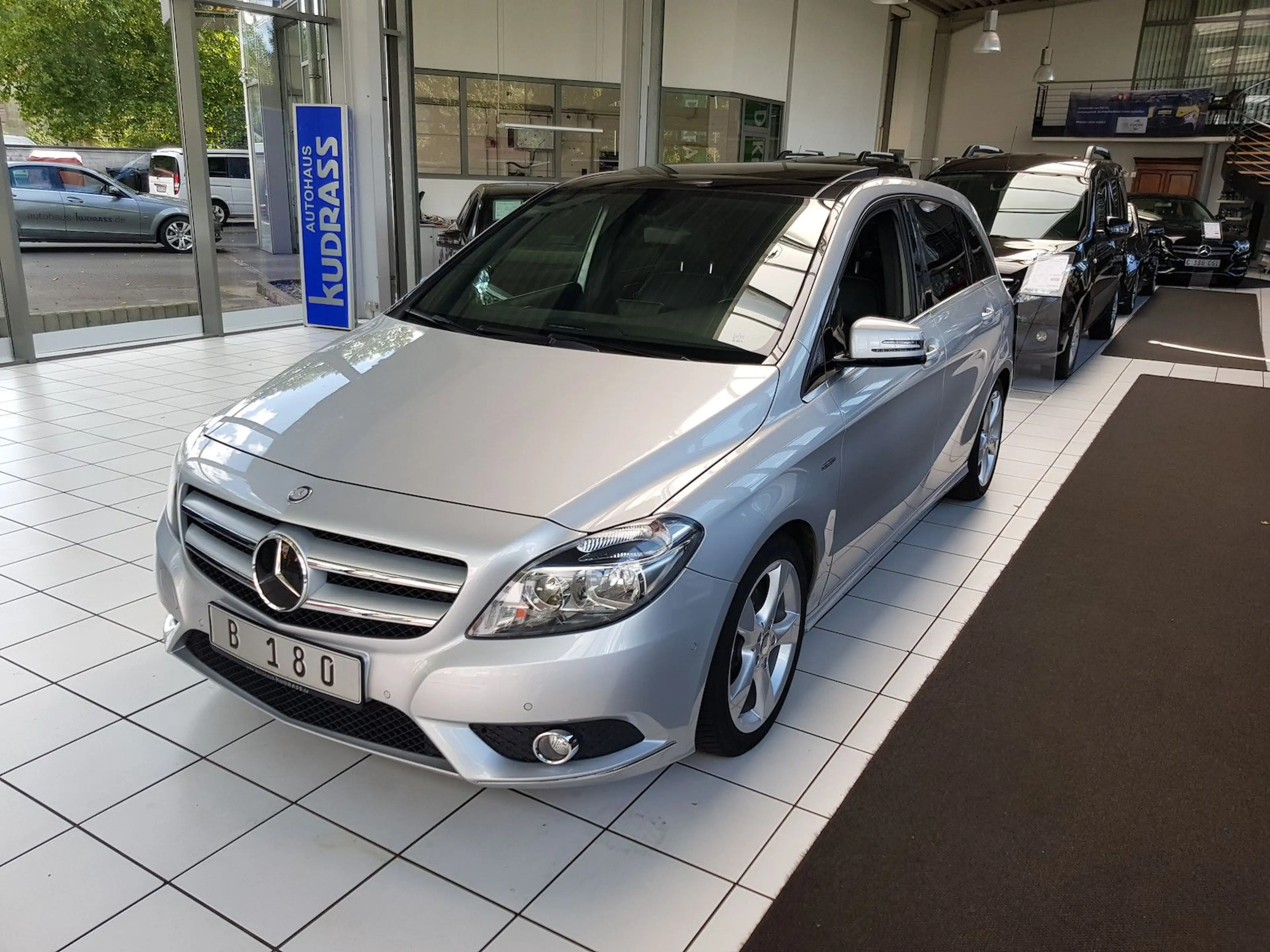 Mercedes-Benz B 180 SPORTS TOURER AHK PANO PTS SHZ KLIMA