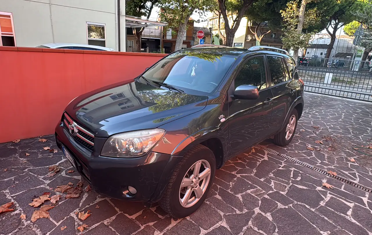 Toyota RAV4 2.2 d-4d Luxury 177cv — photo 1 of 4