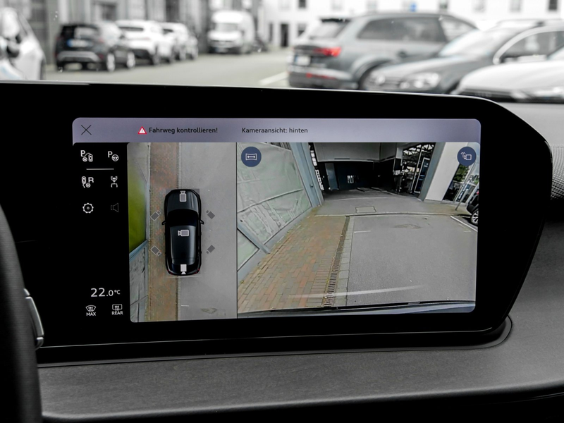 Audi Q3 Sportback e-hybrid S line Matrix SONOS Pano Nav... — photo 12