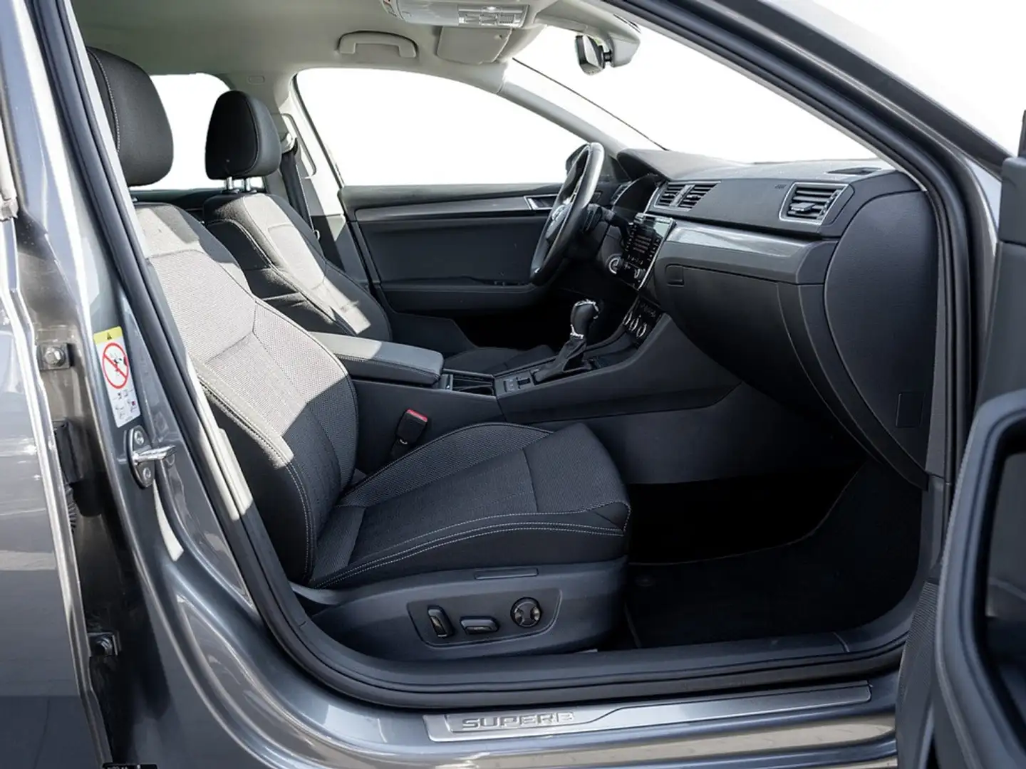 Skoda Superb Combi 2.0 TDI Style AHK NAVI LED VIRTU Grau - 2