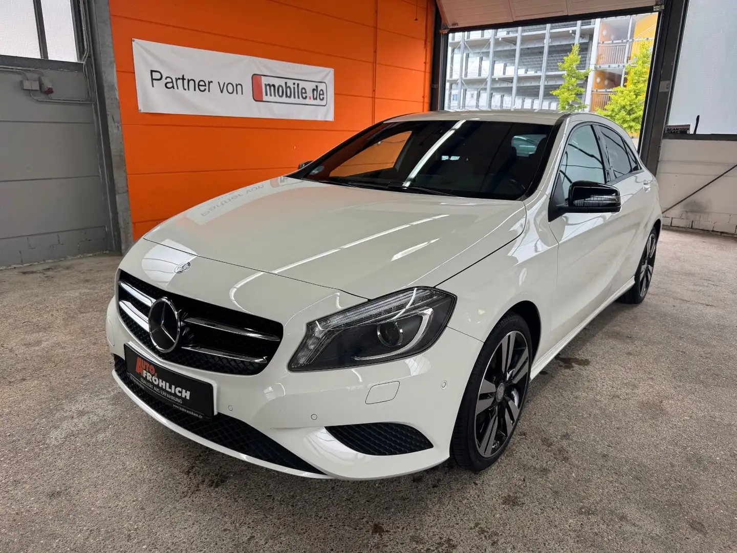 Mercedes-Benz A 180 BlueEfficiency Leder Nightpaket Bi-Xenon Wit - 1