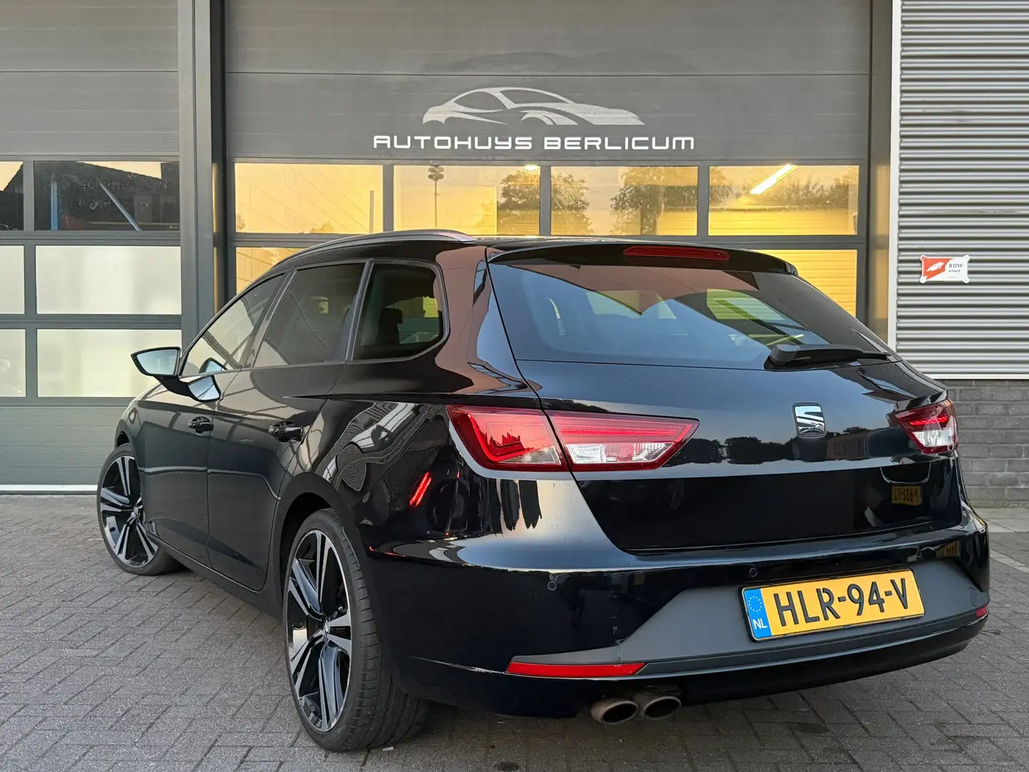 SEAT Leon ST 1.8 TSI FR|AUTOMAAT|NAVI|CRUISE|STOELVERWARMING Zwart - 2