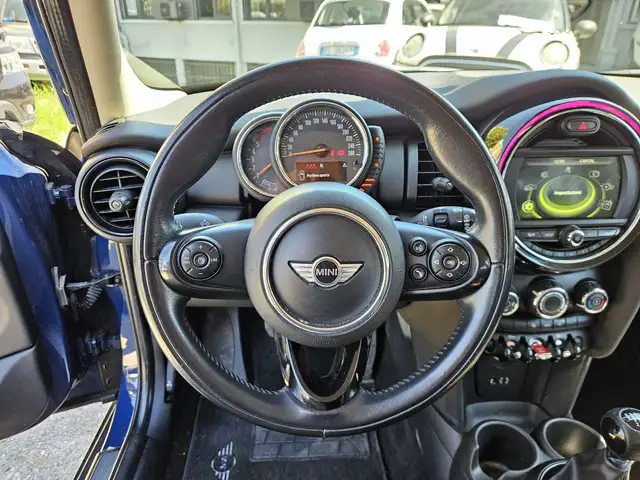 Mini Hatch view 13