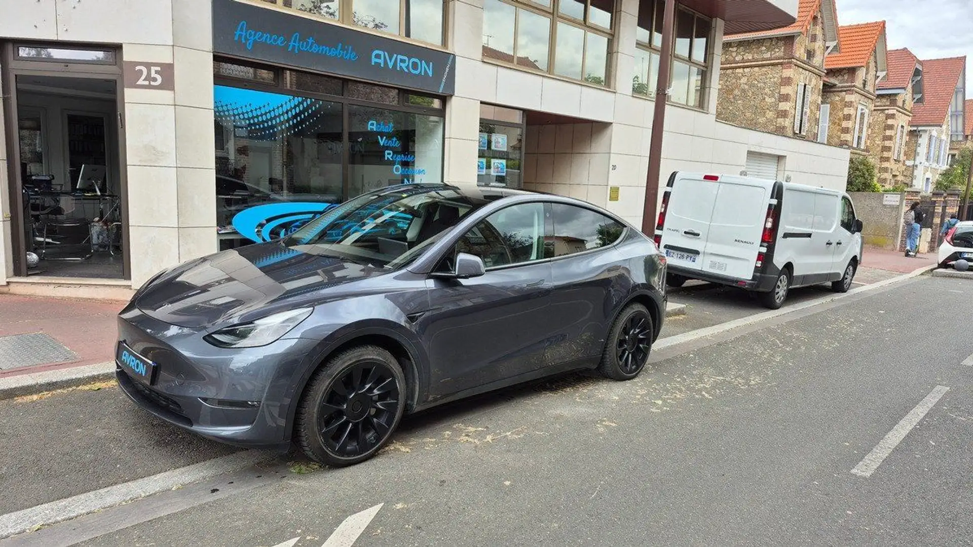 Tesla Model Y DUAL MOTOR LONG RANGE 514 cv / Garantie 12/2029 Gris - 1
