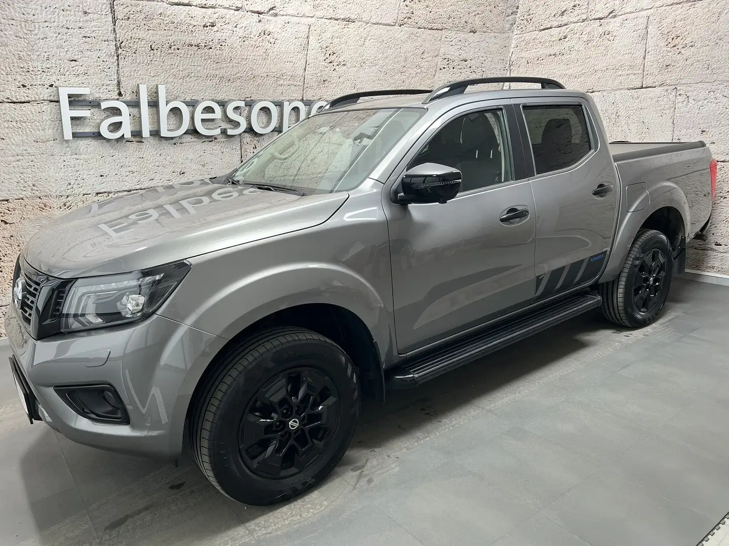 Nissan Navara 2,3 dCi Tekna Double Cab 4x4 Aut. Grau - 2