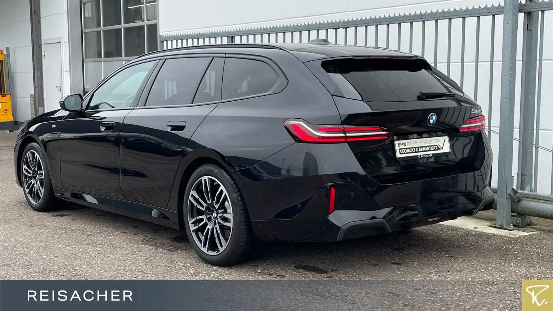 BMW 520 d Tou M-Sport AHK DrAs+ ParkPro H/K Stdheiz Schwarz - 2