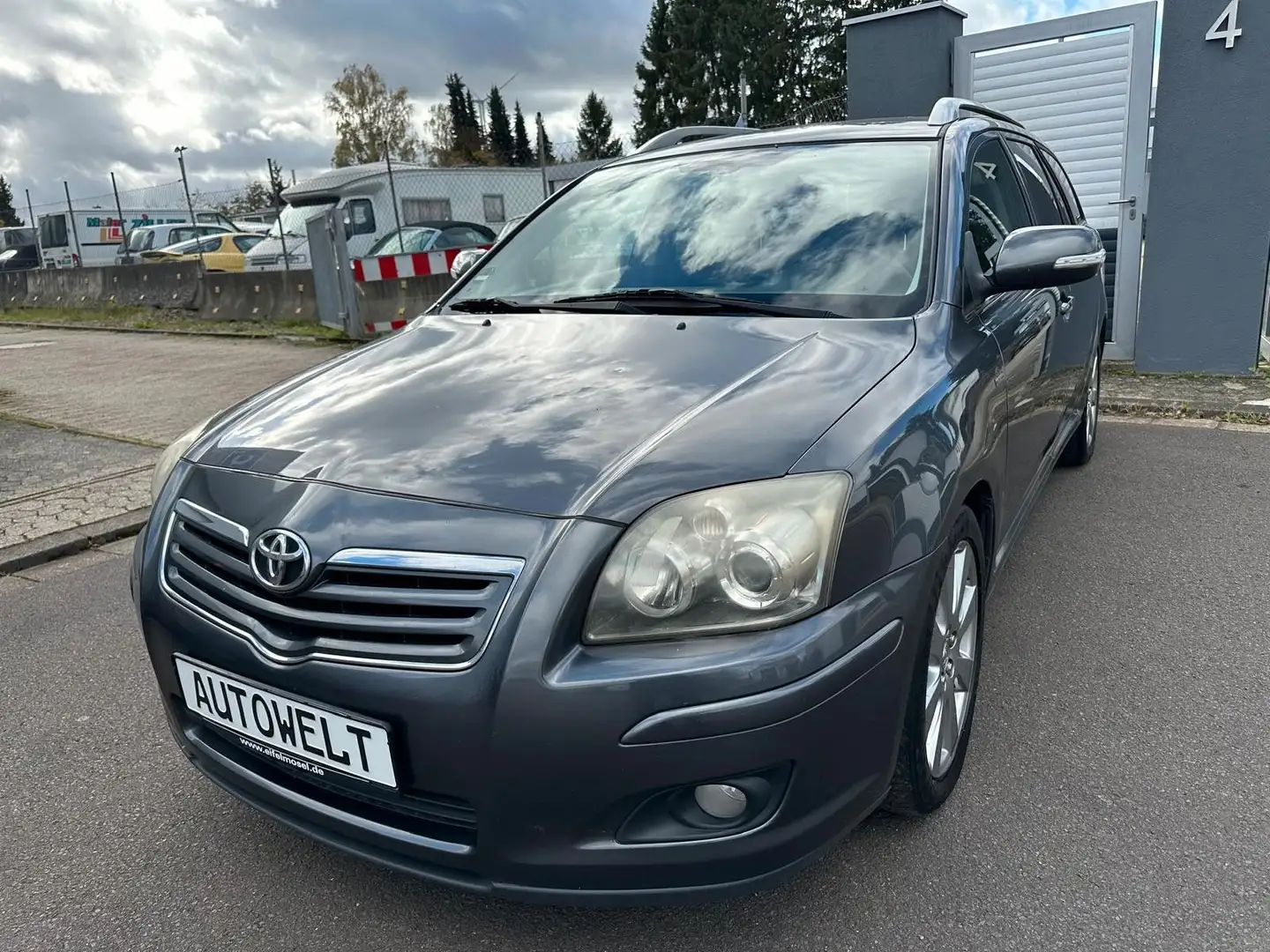 Toyota Avensis Kombi 2.0 Travel Klimaautomatik Navi Grau - 1