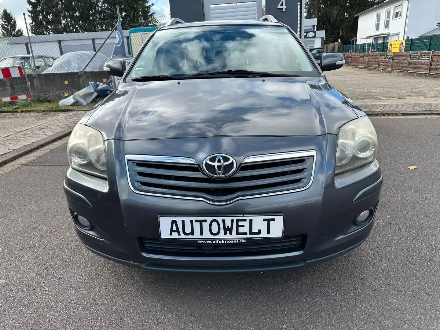 Toyota Avensis Kombi 2.0 Travel Klimaautomatik Navi Grau - 2