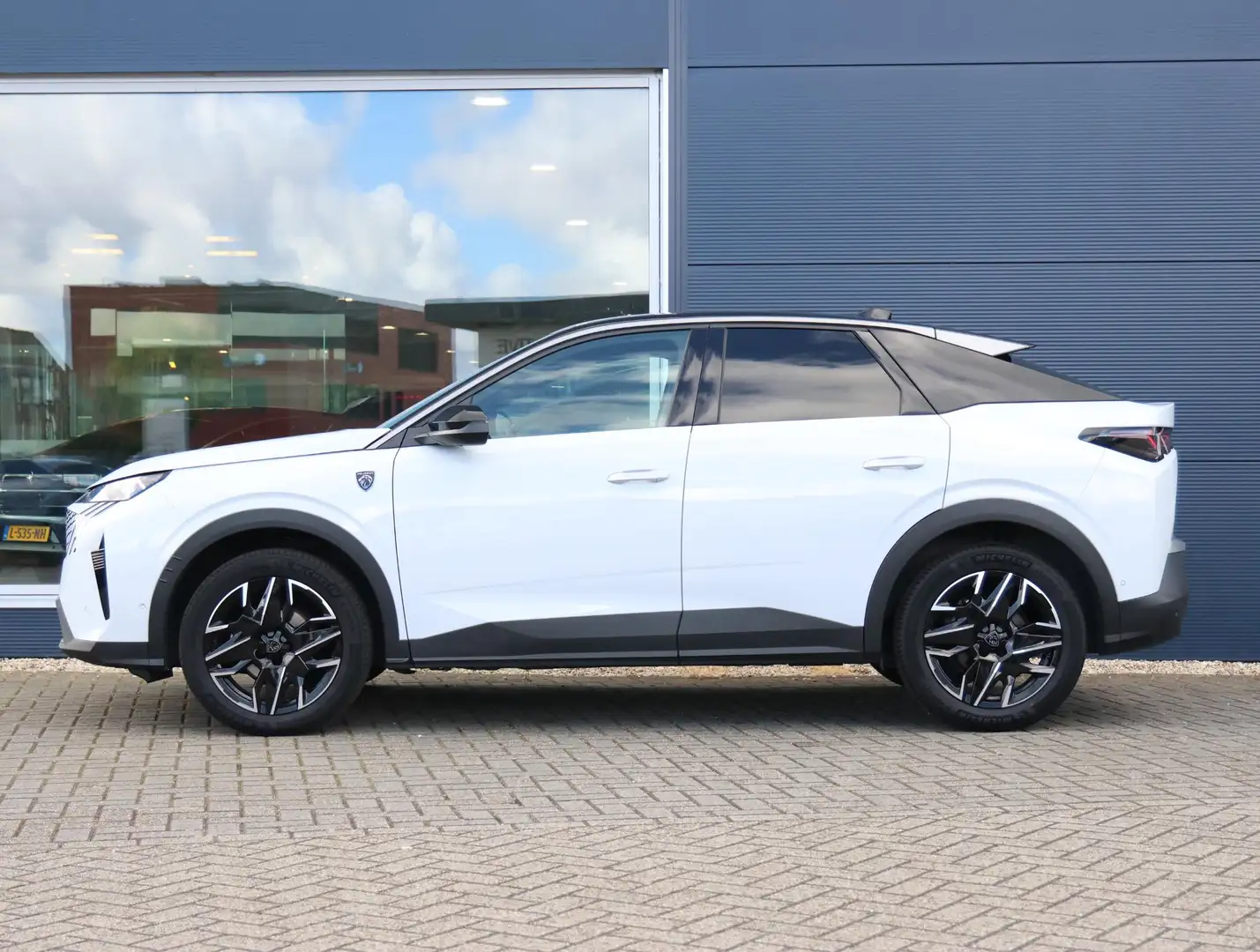 Peugeot 3008 1.2 Hybrid 136 GT Automaat | Navigatie | Alcantara Wit - 2
