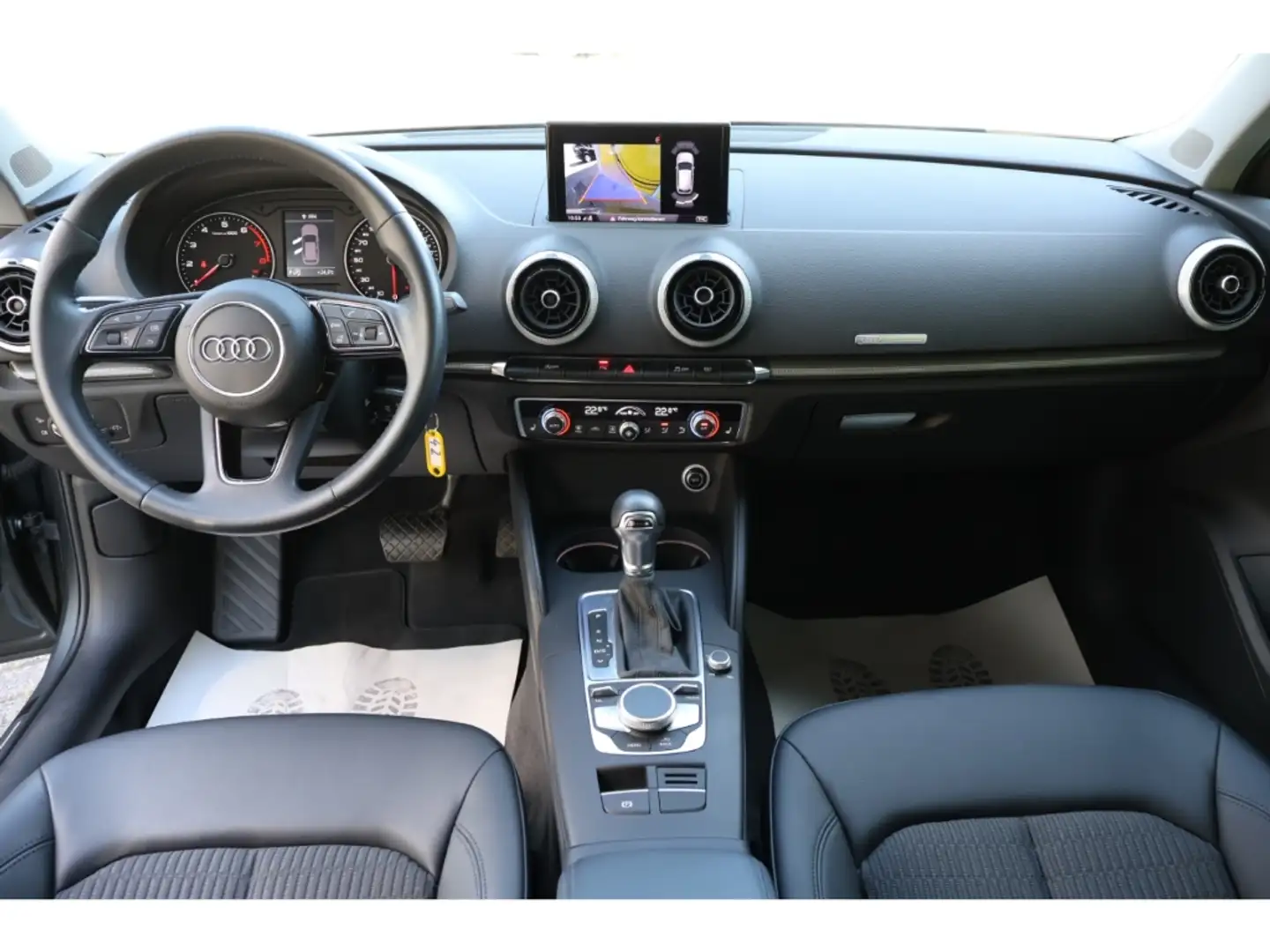 Audi A3 TFSI 1.5 TSI Sportback design Navi LED 2-Zonen-Kli Grijs - 2