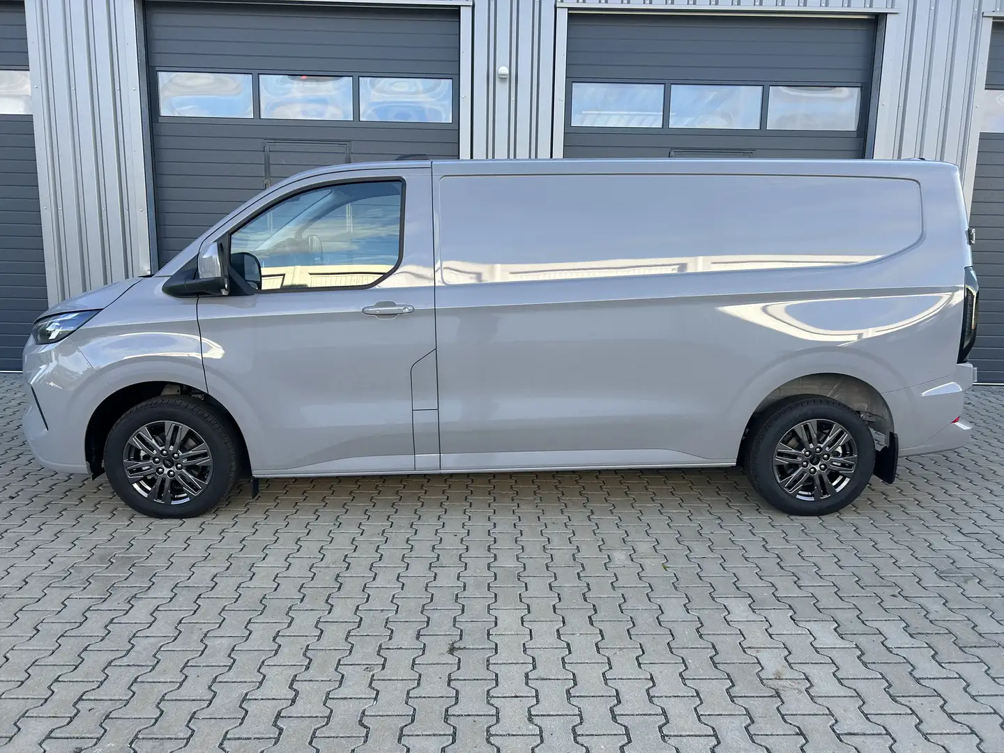 Ford Transit Custom L2 320 Limited 125 KW  Automatik Gris - 2