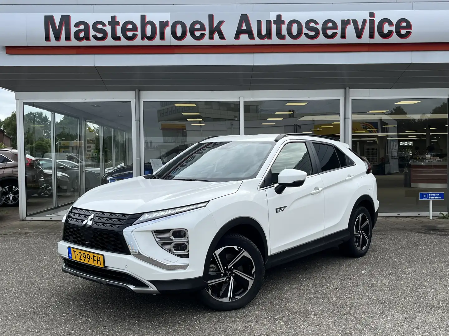 Mitsubishi Eclipse Cross 2.4 PHEV Intense+ Staat in Hardenberg Wit - 1