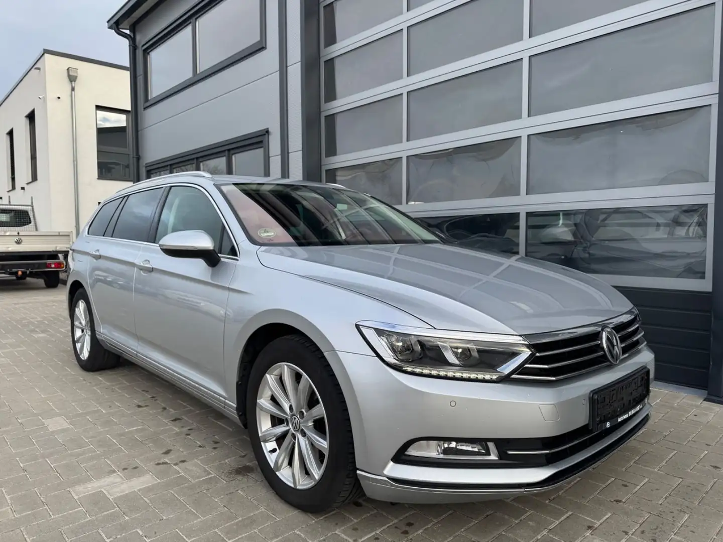 Volkswagen Passat Variant 2.0TDI 4Motion DSG AHK LED Alcant Zilver - 1