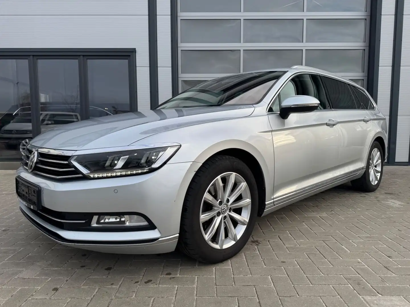 Volkswagen Passat Variant 2.0TDI 4Motion DSG AHK LED Alcant Zilver - 2