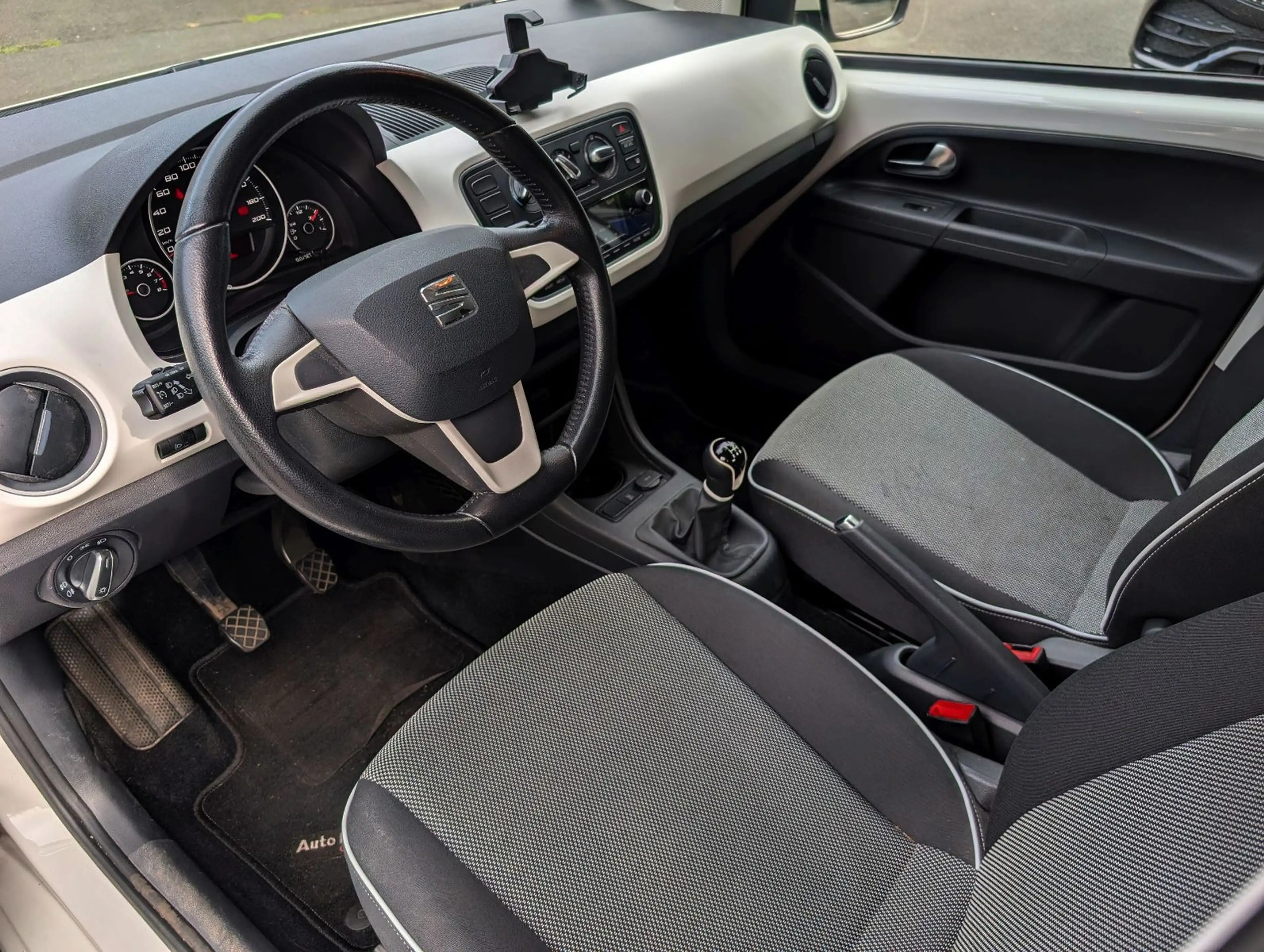 SEAT Mii 1.0 Chic 2017 4trg Klima efH PDC 83tKM — photo 3