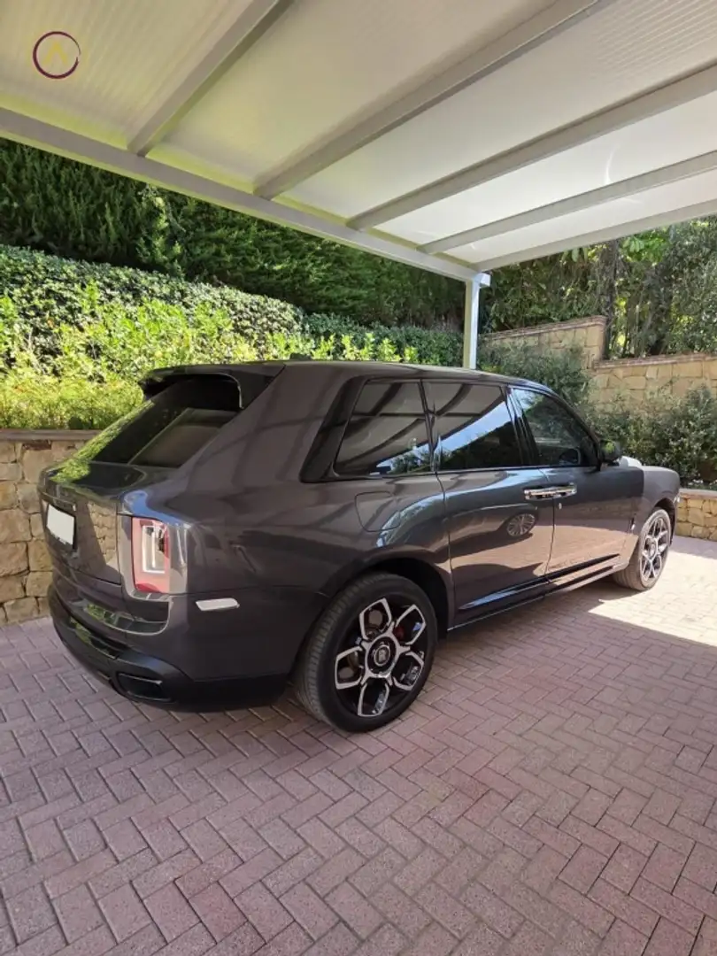 Rolls-Royce Cullinan Black Badge Grau - 2