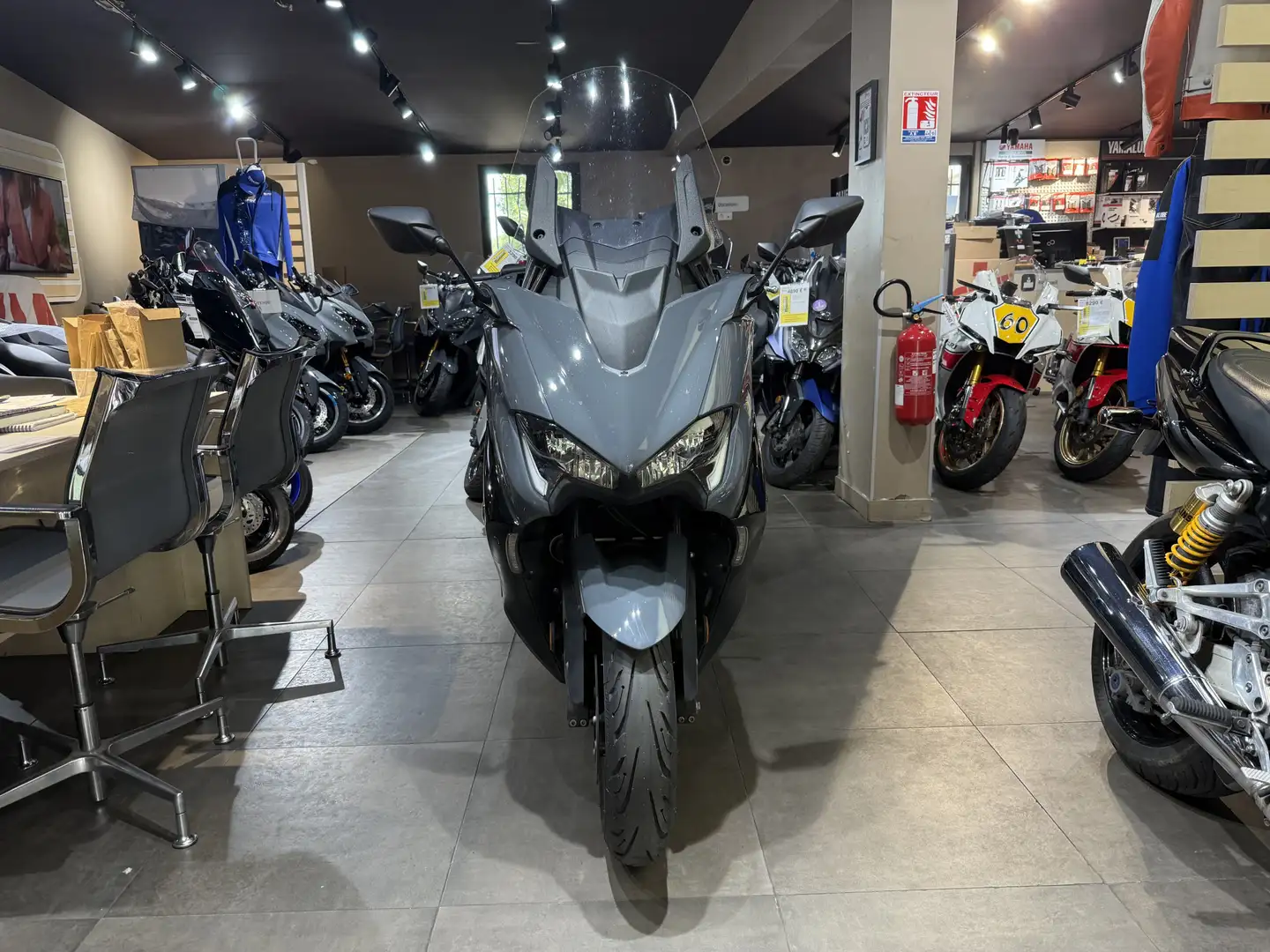 Yamaha TMAX 560 Gris - 1