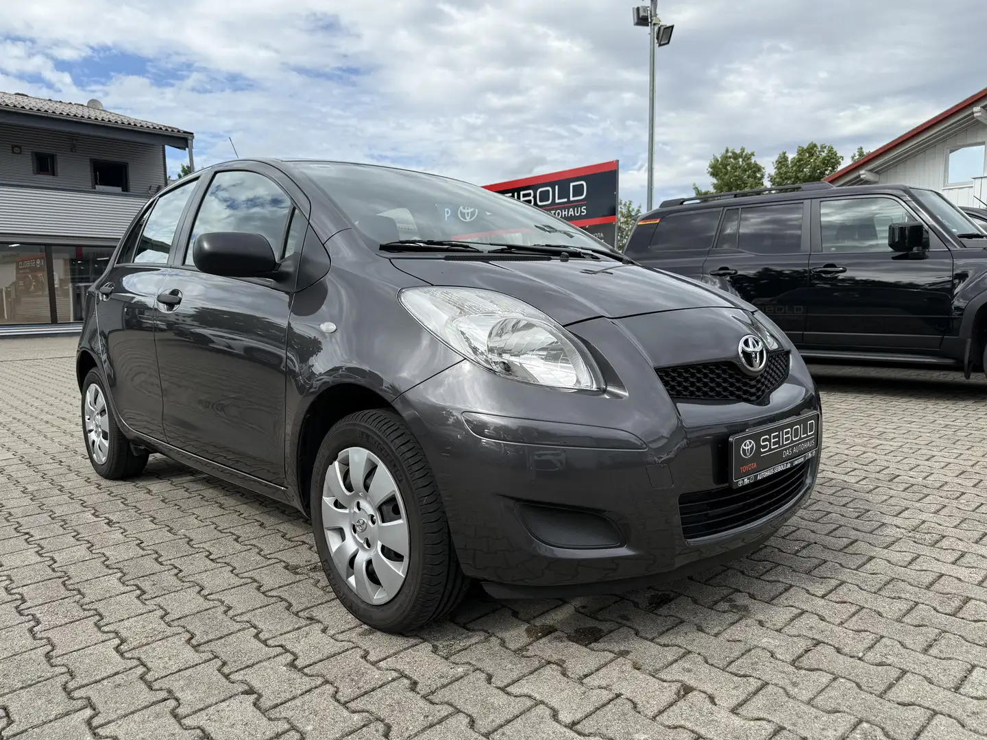 Toyota Yaris Cool Gris - 2
