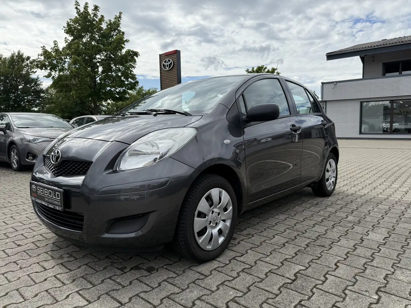 Toyota Yaris Cool Gris - 1