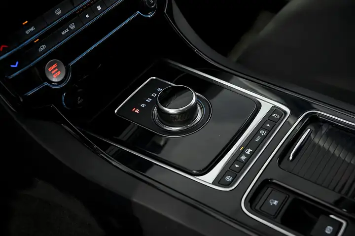 Jaguar XE 2.0 Diesel Prestige 2018, foto 20