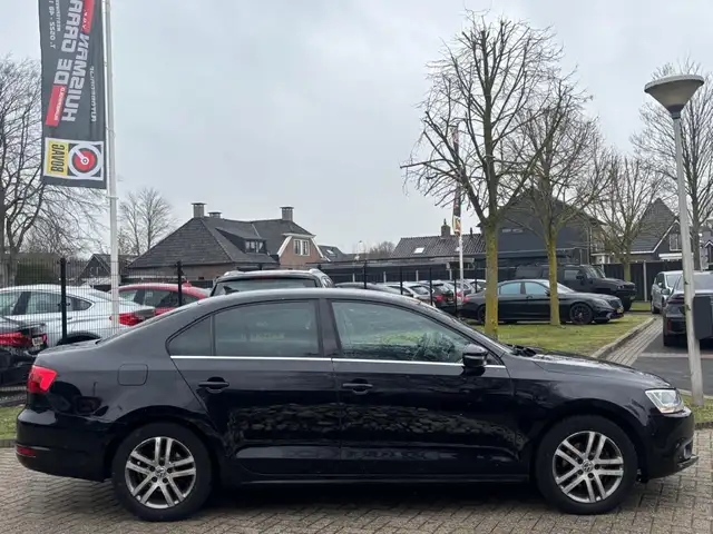 Volkswagen Jetta view 3