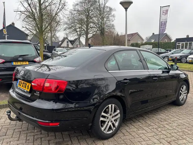 Volkswagen Jetta view 4