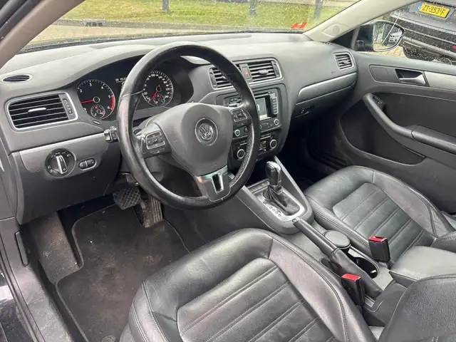 Volkswagen Jetta view 8
