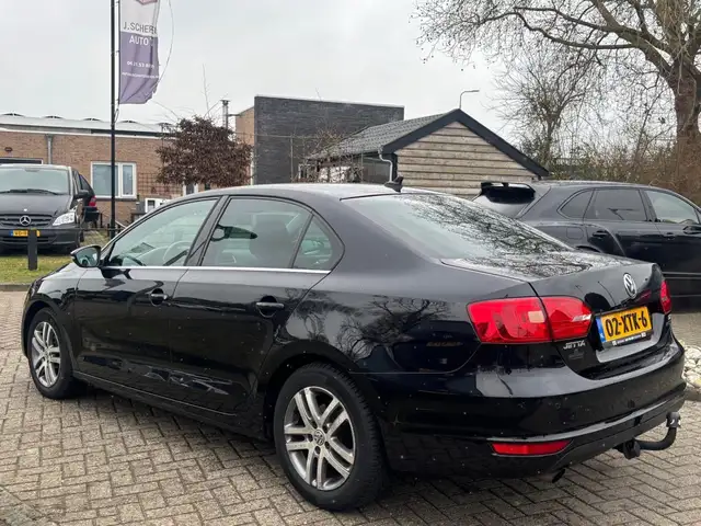 Volkswagen Jetta view 5