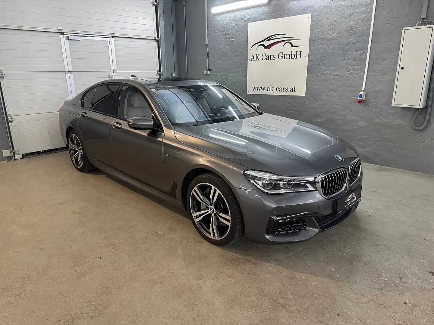 BMW 750 d xDrive M-Paket Aut. Grau - 2