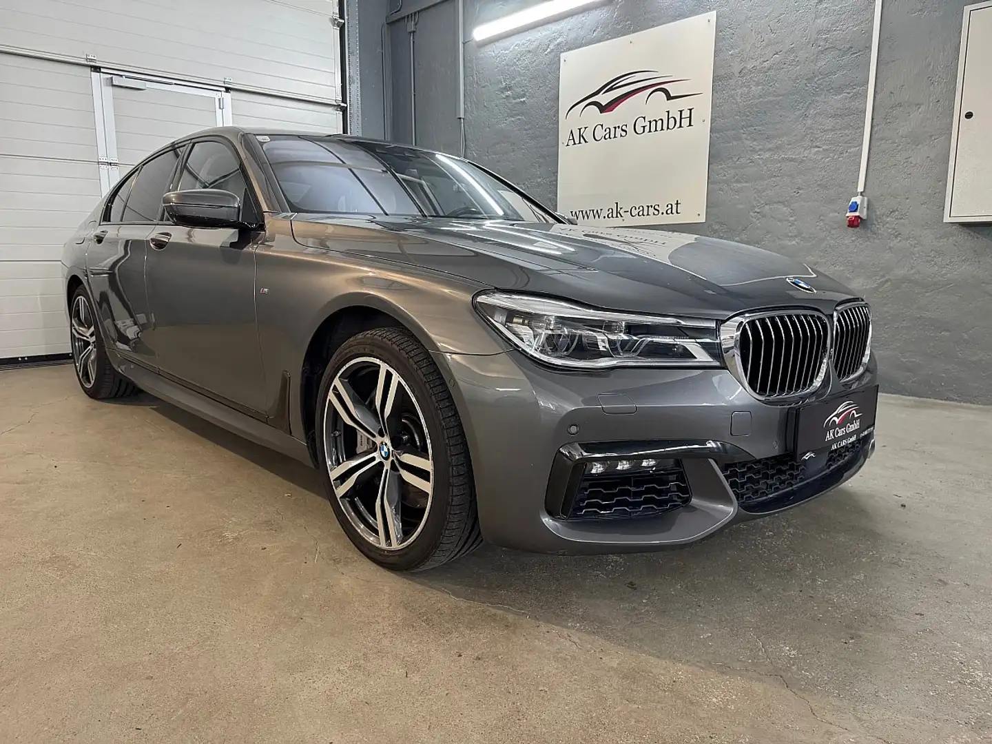BMW 750 d xDrive M-Paket Aut. Grau - 1