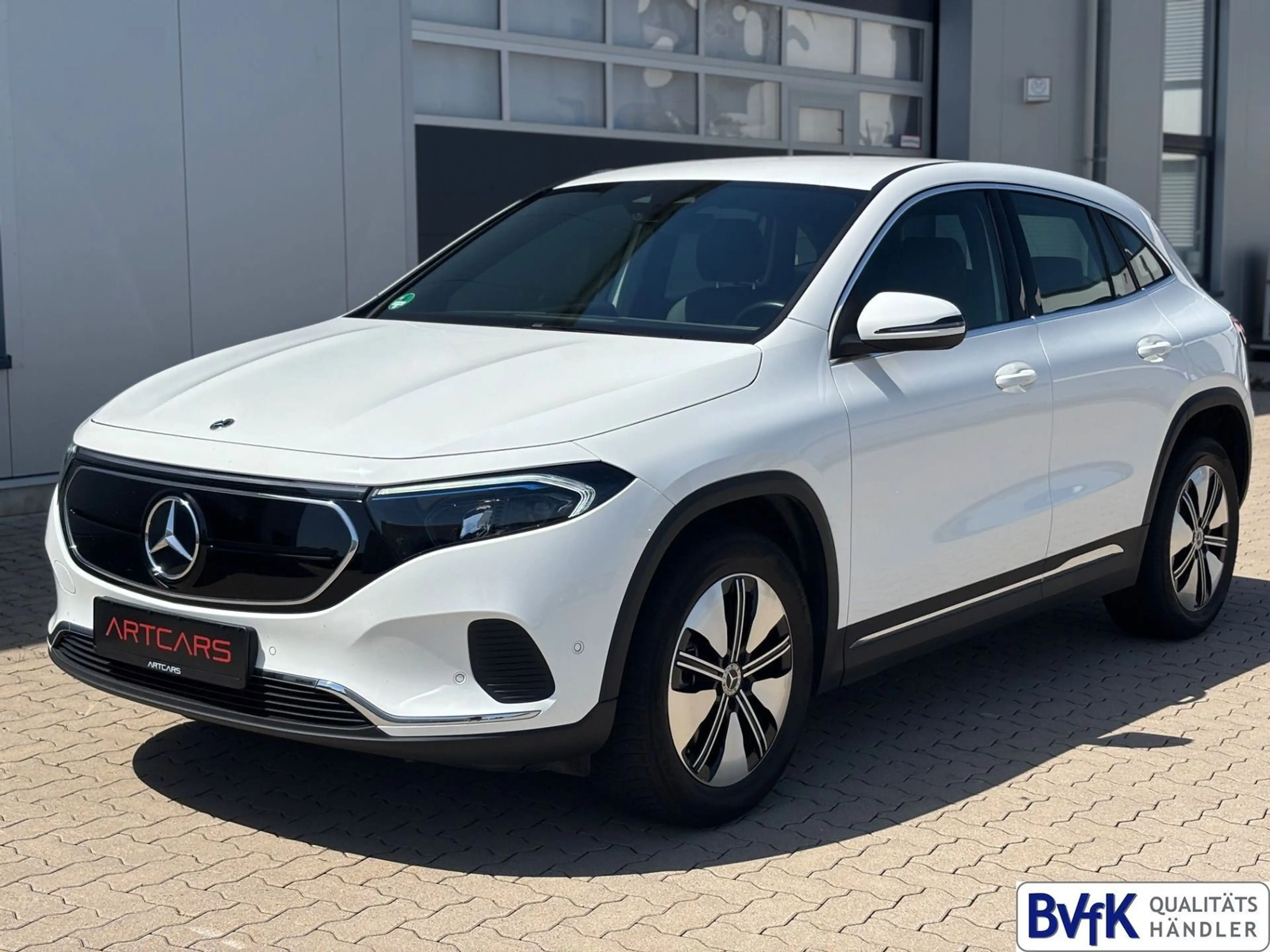 Mercedes-Benz EQA 250 + Electric Art AHK LED