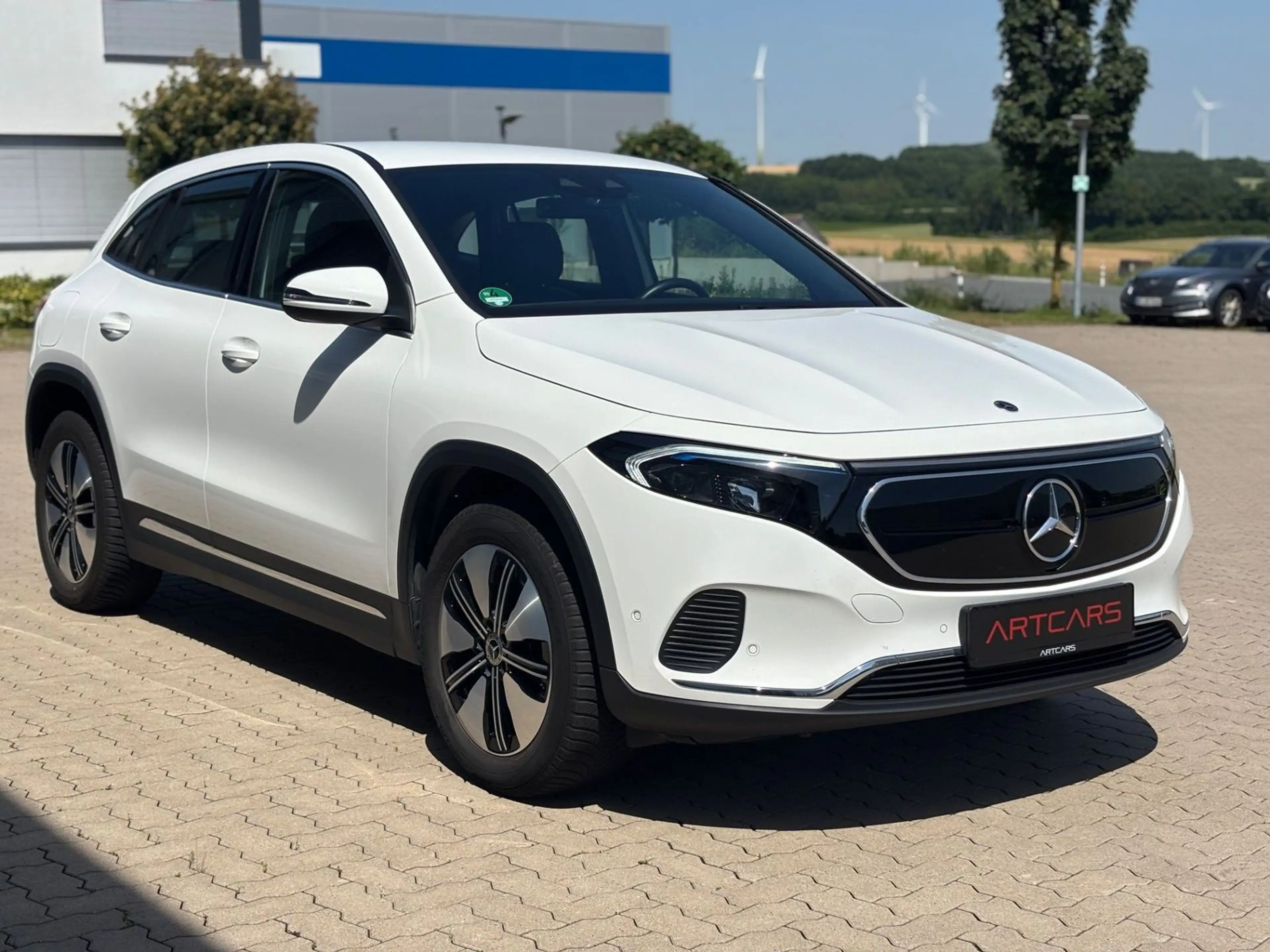 Mercedes-Benz EQA 250 + Electric Art AHK LED — photo 3