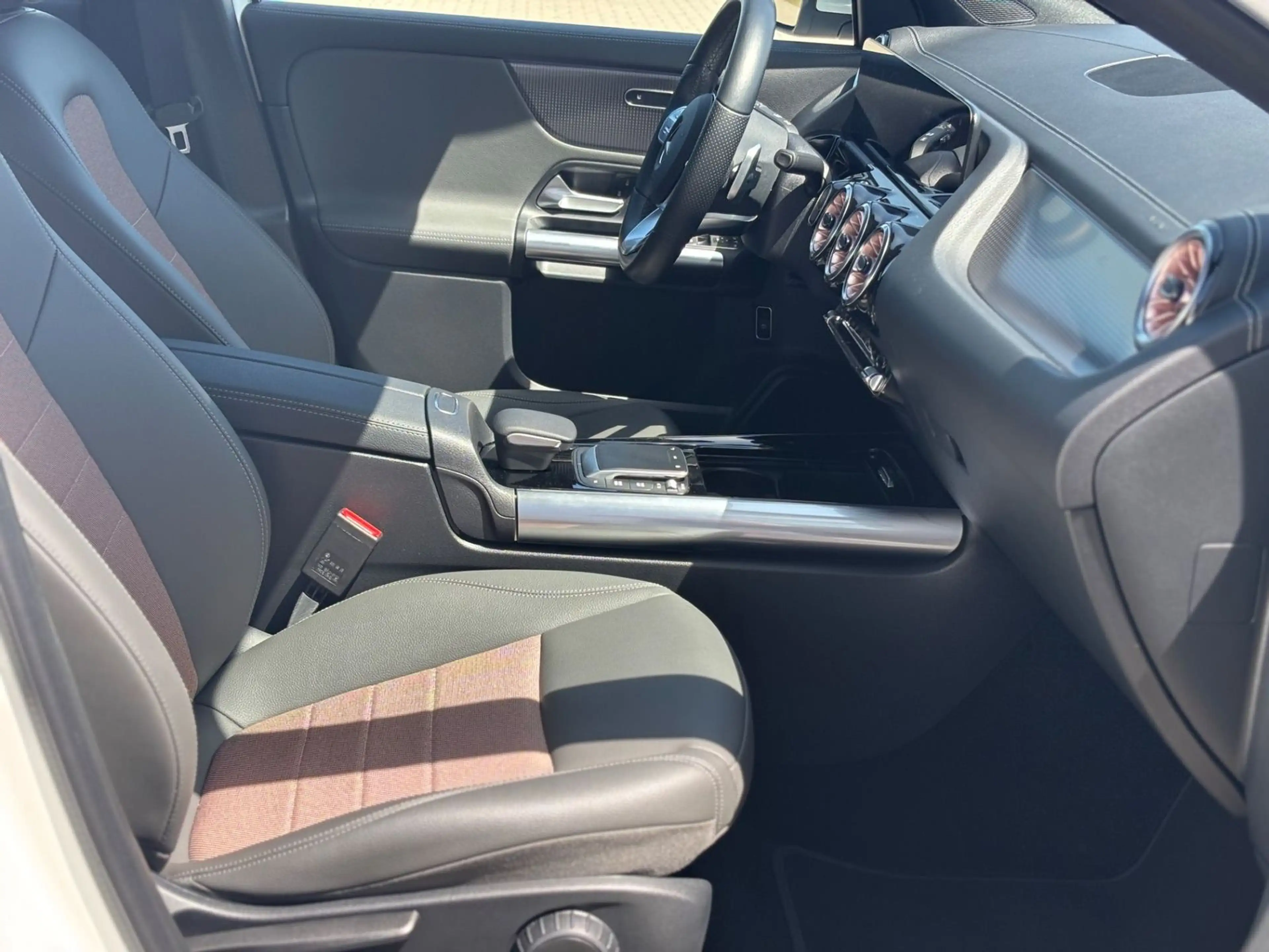 Mercedes-Benz EQA 250 + Electric Art AHK LED — photo 14