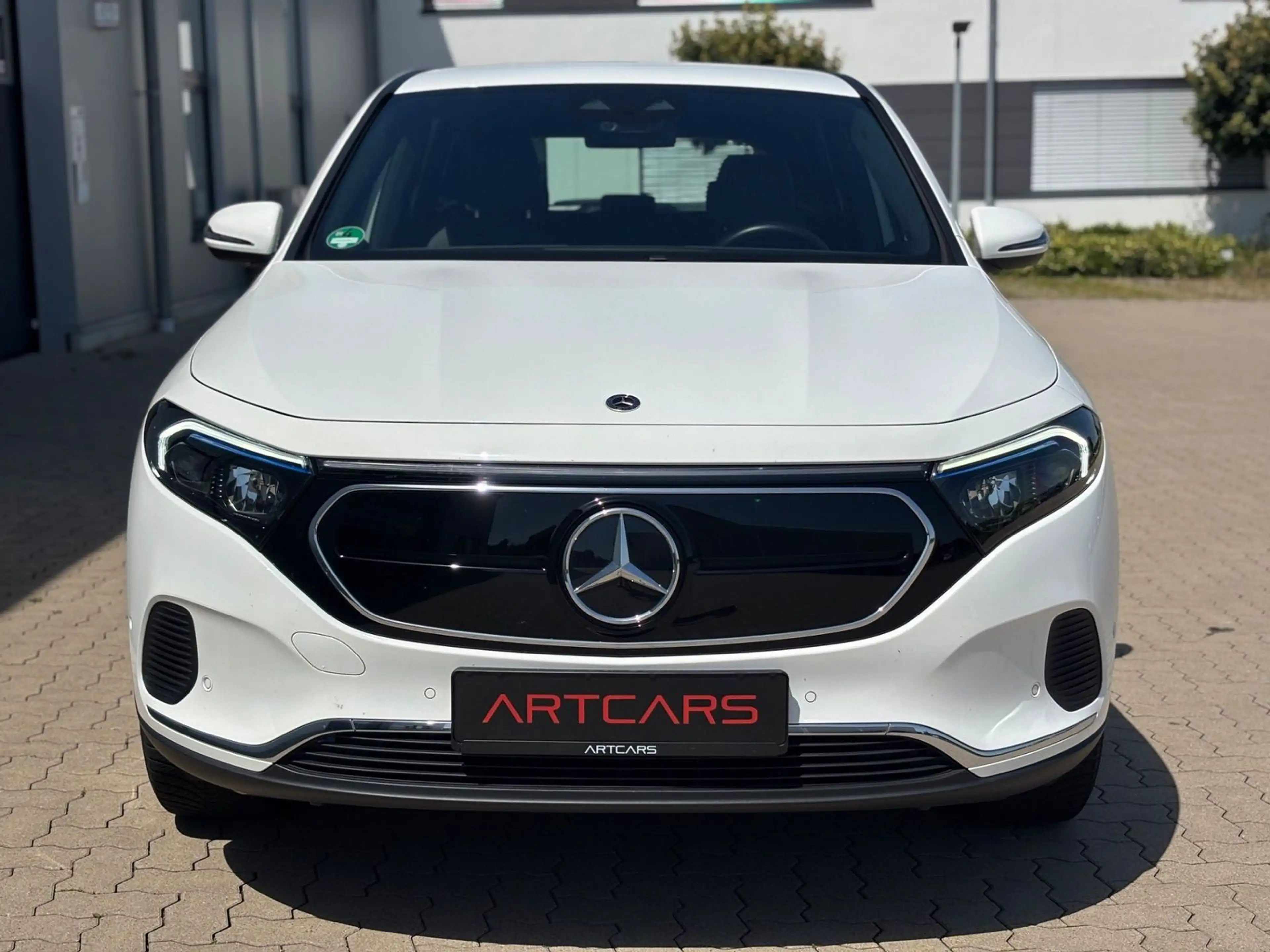 Mercedes-Benz EQA 250 + Electric Art AHK LED — photo 2