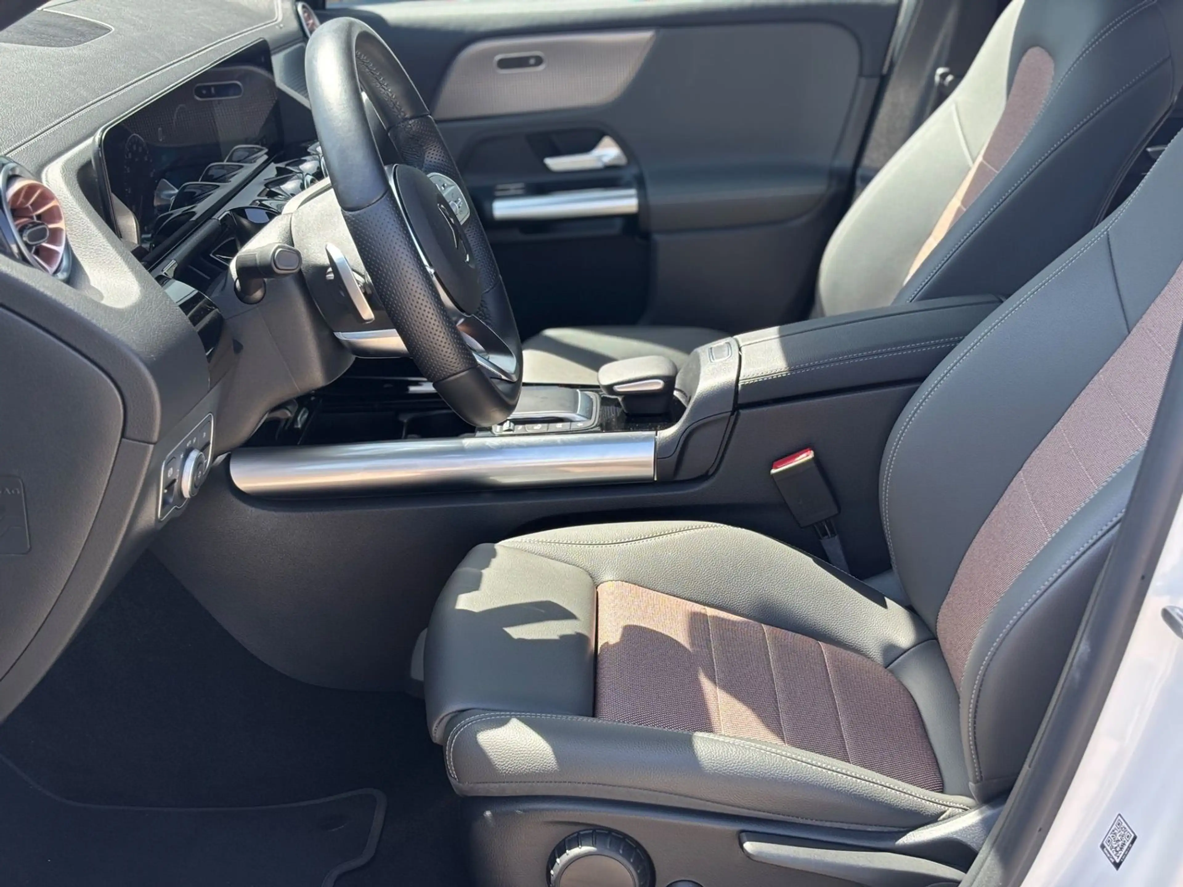 Mercedes-Benz EQA 250 + Electric Art AHK LED — photo 8