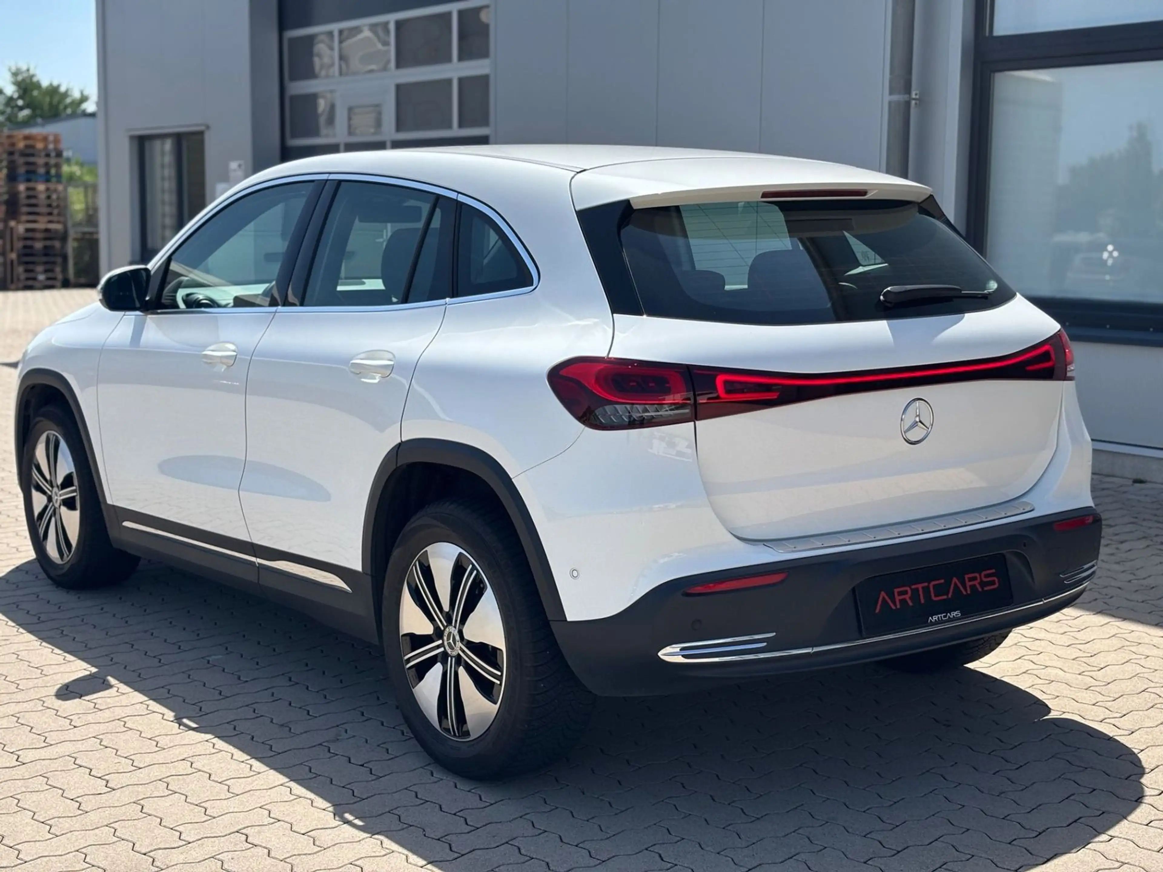 Mercedes-Benz EQA 250 + Electric Art AHK LED — photo 5