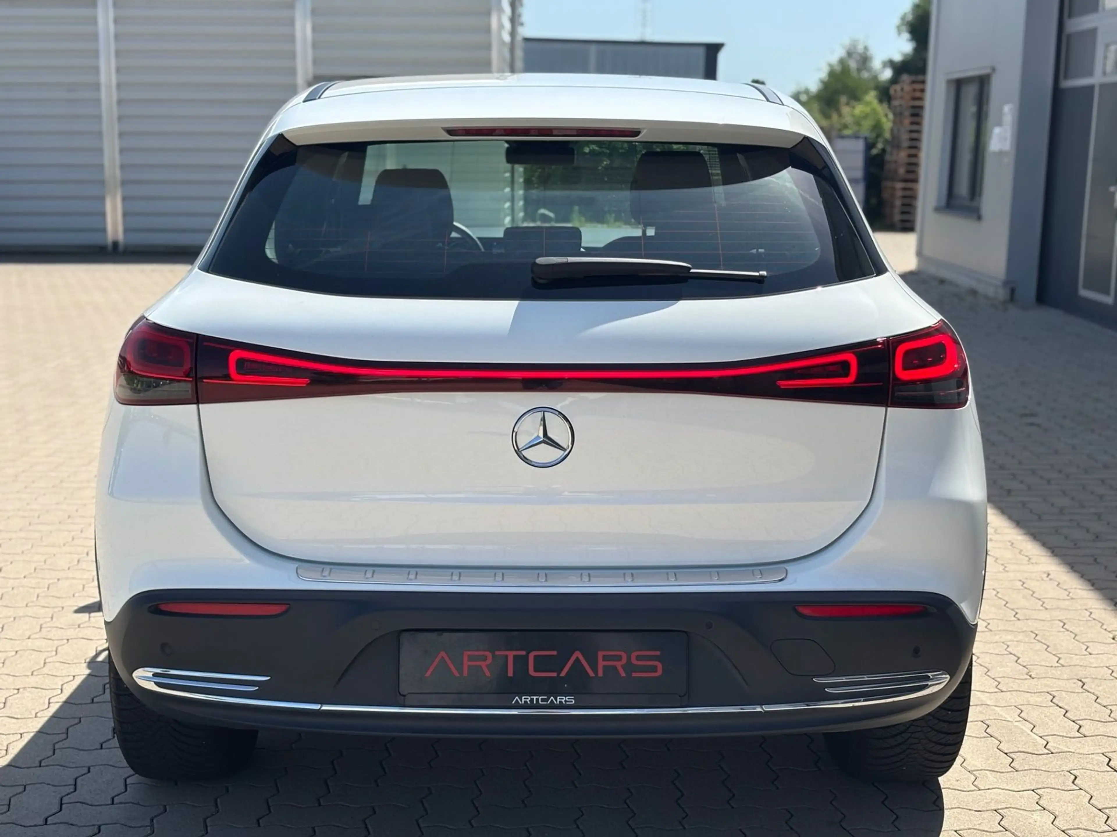 Mercedes-Benz EQA 250 + Electric Art AHK LED — photo 6