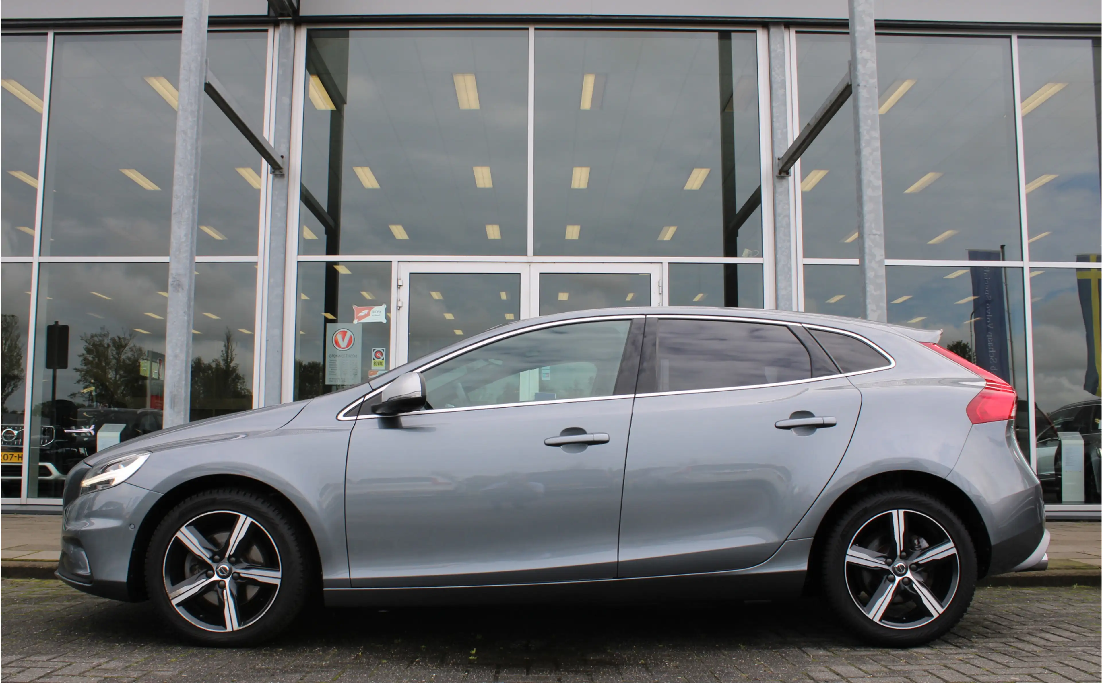 Volvo V40 T4 191PK Business Sport | Panoramadak | Standkache — photo 2