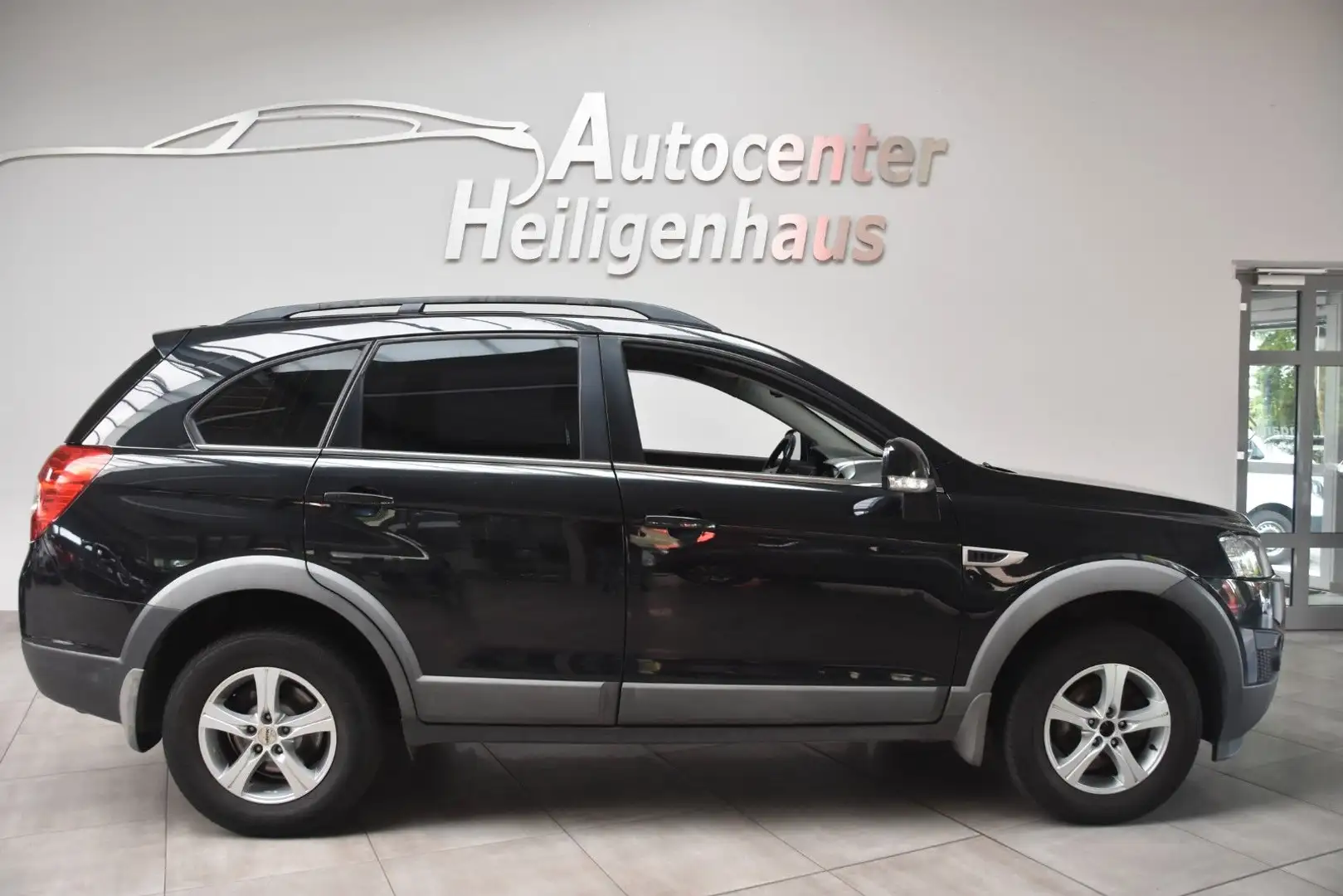 Chevrolet Captiva 2.4 LT 2WD 7-Sitzer Einparkhilfe Schwarz - 2