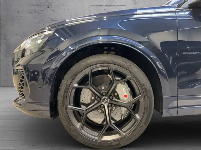 Audi RS Q8 view 4