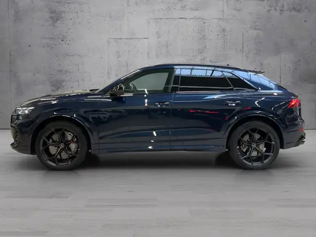 Audi RS Q8 view 3